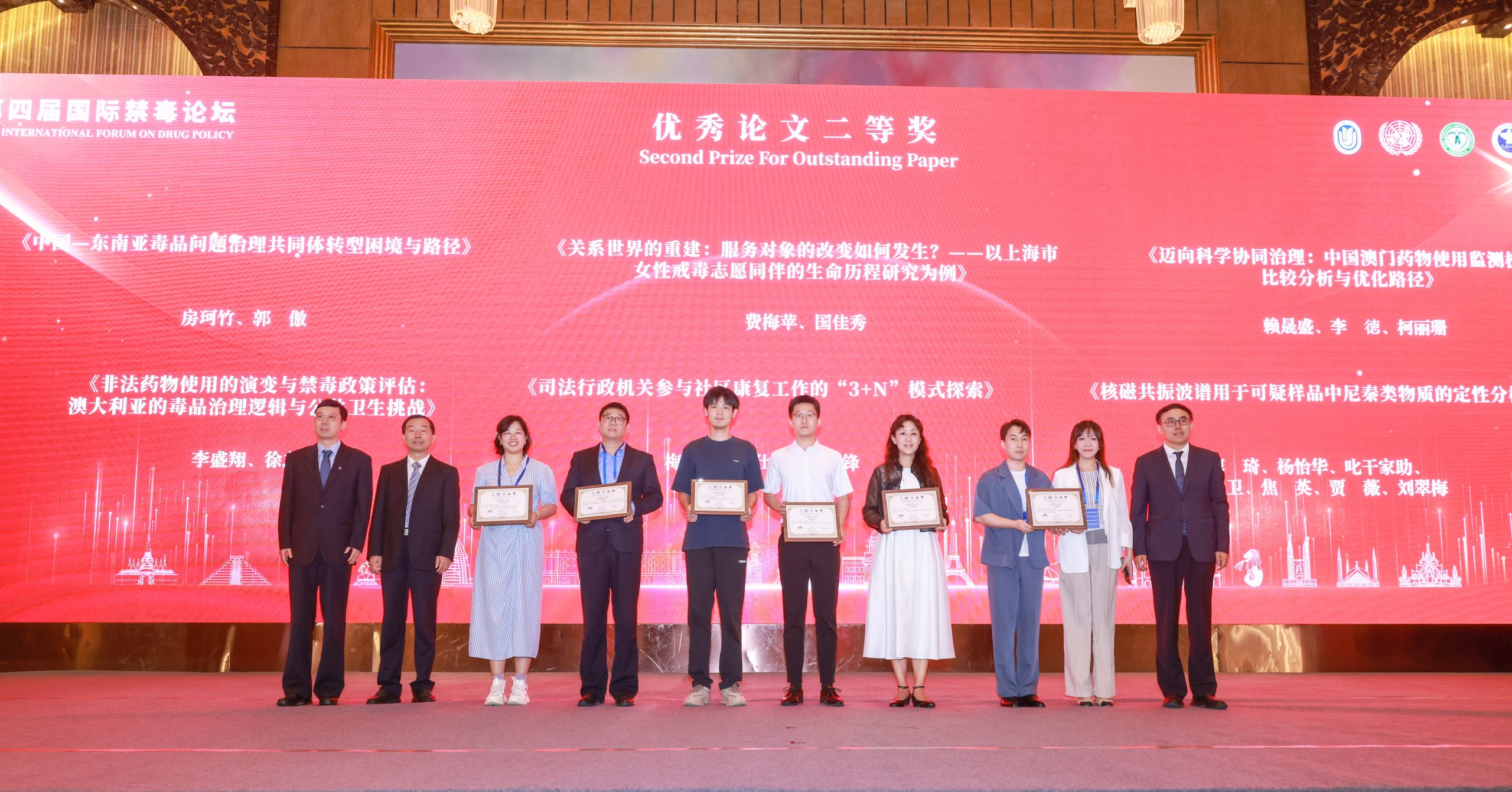 Image_20250728174617 O Lai San (2nd from right) and Lai Shengsheng (3rd from right) receive the award